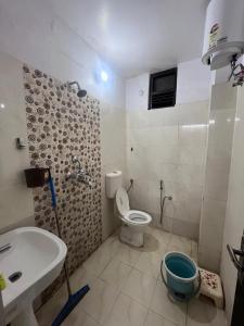 a bathroom with a toilet and a sink at Hridayam Kashi Homestay- Maldahiya in Varanasi