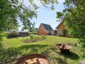 Zahrada ubytování Holiday Home Adrienne - 6-4km from the sea by Interhome
