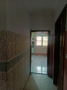 a hallway with a door leading to a room at Complexe la samaritaine 1 in Yaoundé