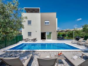 Bazén v ubytování Villa Roko by Interhome nebo v jeho okolí