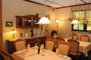 マイエンにあるHotel-Restaurant "Zum Alten Fritz"のダイニングルーム(テーブル2台、椅子、テーブル席付)