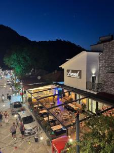 un groupe de personnes debout à l'extérieur d'un bâtiment dans l'établissement Dalyan Lorend Inn, à Dalyan