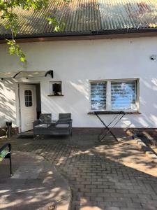 a white house with a bench and a window at Monteurswohnung Rothentor4 in Steffin