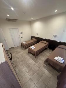 a room with three beds in a room at Residence H5 in Piacenza