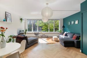 Ruang duduk di Rotterdam's coolest apartment
