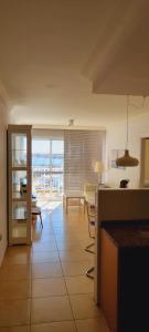 cocina y sala de estar con vistas al océano en Vista Bahia, en Porís de Abona