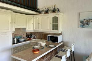 Dapur atau dapur kecil di Bright house close to the calanque