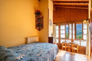 a bedroom with a bed and a window at Casas de Para Casa de Abajo in Para