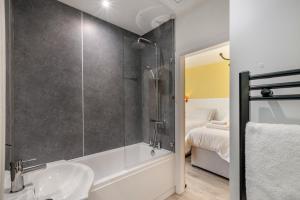 Bankside Cottage في هالتويسل: حمام مع دش ومغسلة وحوض استحمام +20 صورة