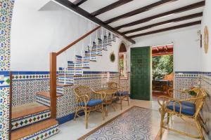 a room with a staircase with blue and white tiles at Villa Ojuelos Paraíso Natural in Vega de San Mateo