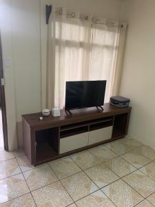 un televisor sentado en una mesa en una habitación en Pacayitas El Camino House, en Turrialba