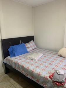Un dormitorio con una cama con una colcha encima en Pacayitas El Camino House, en Turrialba