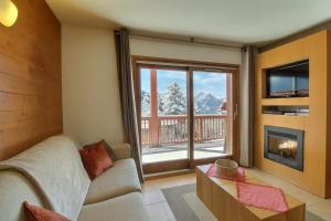 a living room with a couch and a fireplace at SAINTE-FOY STATION, Appartement 2 chambres, Skis aux pieds in Sainte-Foy-Tarentaise