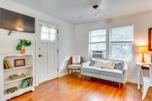 Ruang duduk di Cozy Studio in Heart of OKC Plaza District!