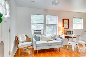 Ruang duduk di Cozy Studio in Heart of OKC Plaza District!