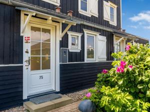 Το κτήριο όπου στεγάζεται  το διαμέρισμα +22 φωτογραφίες