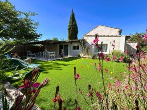 Un jardín fuera de Gîtes Amour de Provence
