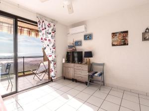 ein Wohnzimmer mit Blick auf das Meer in der Unterkunft Studio Marines de Moriani by Interhome in Moriani Plage