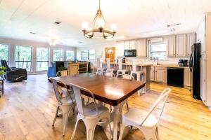 Η κουζίνα ή μικρή κουζίνα στο Lakefront 3BR with Bunkhouse and Kayaks, Rowboat Included