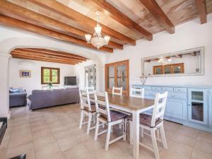 Istumisnurk majutusasutuses Villa Can Banzer by Interhome