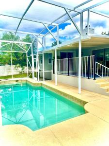 una piscina frente a una casa en Tropical Paradise, en Orlando