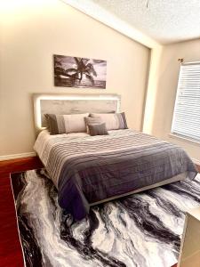 1 dormitorio con 1 cama grande con alfombra en Tropical Paradise, en Orlando