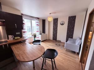 ムランにあるCharmant appartement au cœur de Melunのテーブルと椅子とソファのあるリビングルーム
