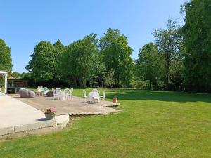 un patio con sillas y mesas en un parque en Le clos des oiseaux, en Maisnières 13 fotos más