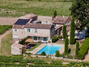 an aerial view of a house with a swimming pool at Mastignac Chambre d'hôte in Valréas