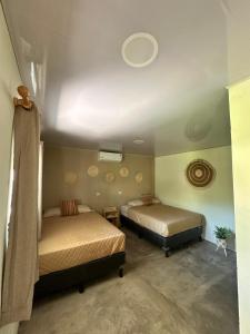 Ένα ή περισσότερα κρεβάτια σε δωμάτιο στο Surfcity Townhouse