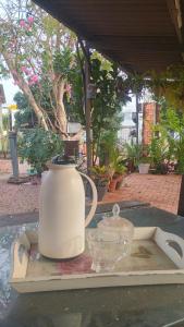 a tea kettle sitting on a tray on a table at Flat no Garden III in Rondonópolis