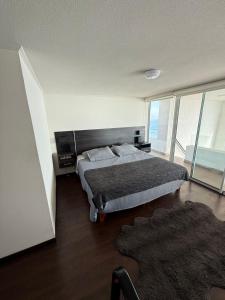 Ένα ή περισσότερα κρεβάτια σε δωμάτιο στο Exclusive Penthouse Rental in front of Playa Brava