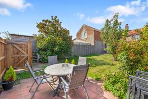 Aed väljaspool majutusasutust Seven Space - Pilgrims Rest, Cottage in Bacton