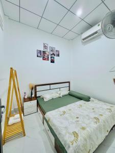 een slaapkamer met een bed en een spiegel bij Homestay Kim Mỹ in Ấp Rạch Mẹo