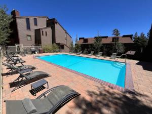 Kolam renang di atau dekat dengan Cozy Studio with Loft at Mammoth Ski & Racquet Club, Hot Tub, Garage, 10 Min Walk to Ski Lifts