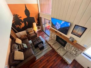Televisyen dan/atau pusat hiburan di Cozy Studio with Loft at Mammoth Ski & Racquet Club, Hot Tub, Garage, 10 Min Walk to Ski Lifts