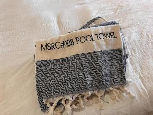 マンモス・レイクスにある1 Bedroom with Loft, Cozy Mtn Condo with Pool and Jacuzzisのベッドの上に「metro polo polo tote」と書かれたバッグ