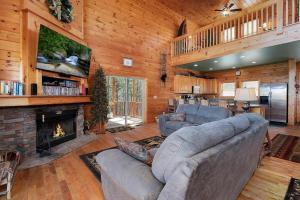 Nhà bếp/bếp nhỏ tại Poolside Mountain Retreat