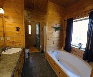 Phòng tắm tại Poolside Mountain Retreat +36 ảnh