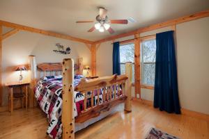 Giường trong phòng chung tại Poolside Mountain Retreat