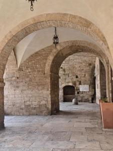 un arco en un edificio con una pared de ladrillo en Ottone da Todi, en Todi