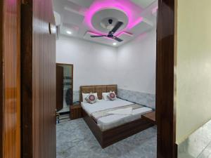 Katil atau katil-katil dalam bilik di Shri Girraj Dham Vrindavan +8 gambar