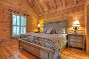 a bedroom with a bed in a log cabin at Lord of the Lake in Santaluca
