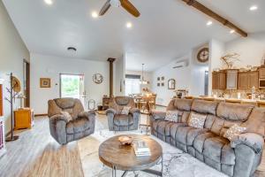Foto dalla galleria di Peaceful Shelton Home with Spacious Yard and Fire Pit! a Shelton