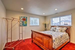 Ένα ή περισσότερα κρεβάτια σε δωμάτιο στο Private Yard and Patio Denver Area Home!