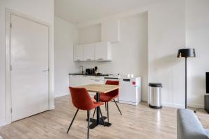 Dapur atau dapur kecil di Modern & Bright Apartment in Central Rotterdam +7 gambar