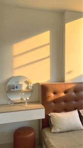 Ένα ή περισσότερα κρεβάτια σε δωμάτιο στο Yugen Hue Homestay - Swimming Pool, Gym, City View, Near Aeon Mall