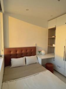 Ένα ή περισσότερα κρεβάτια σε δωμάτιο στο Yugen Hue Homestay - Swimming Pool, Gym, City View, Near Aeon Mall