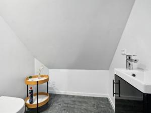 Koupelna v ubytování Holiday Home Fridgerd - 4-8km from the sea by Interhome