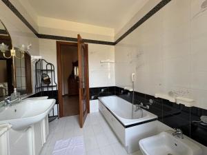 Imagem da galeria de Appartamenti Conterno em Monchiero mais 10 fotografias